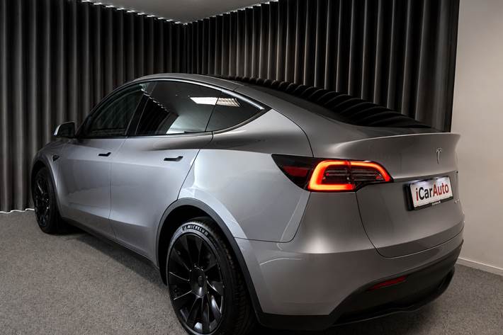Grå Tesla Model Y fra 2023