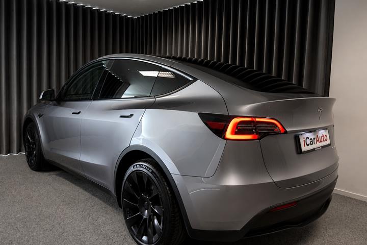 Grå Tesla Model Y fra 2023