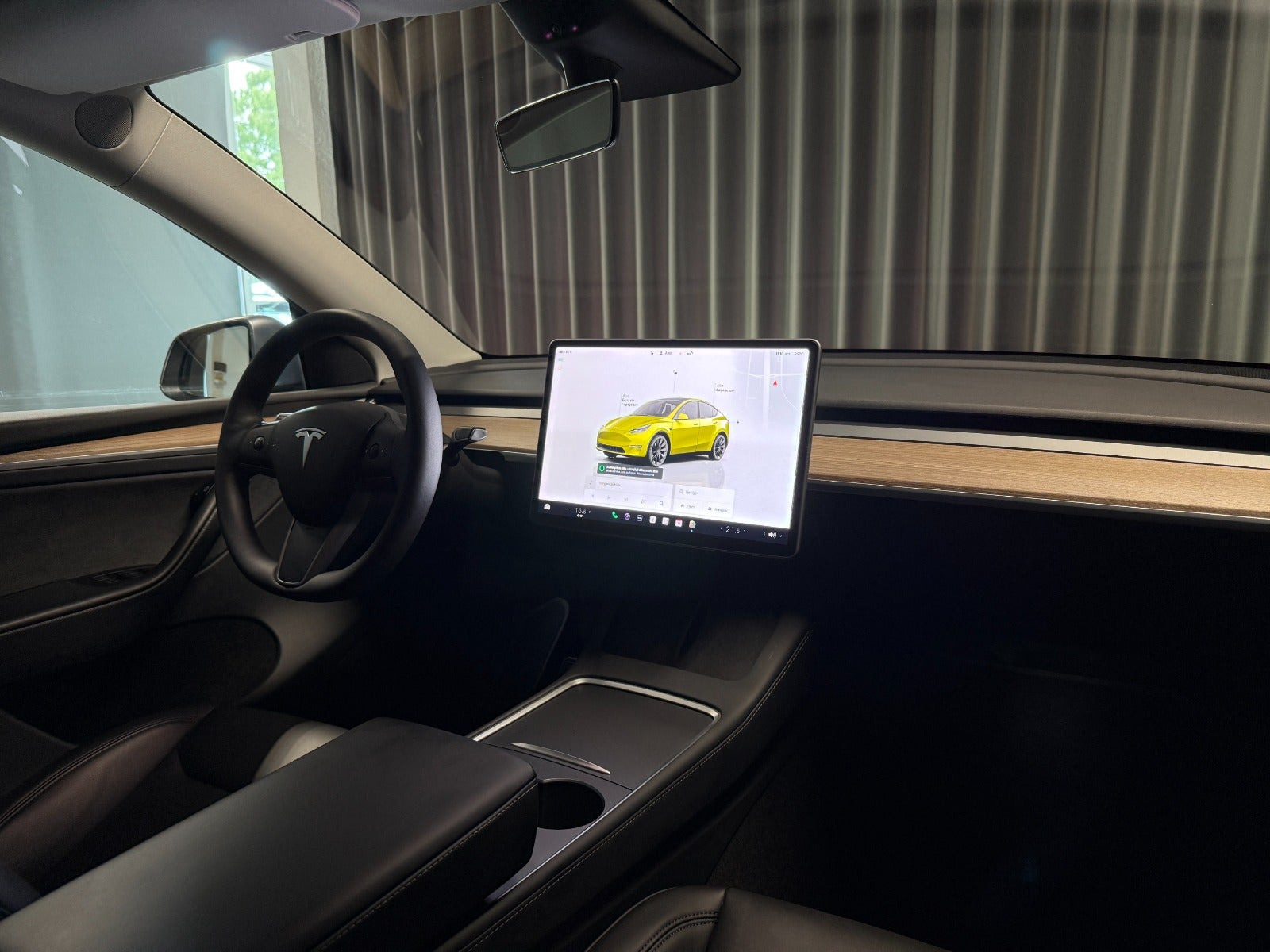 Grå Tesla Model Y fra 2023