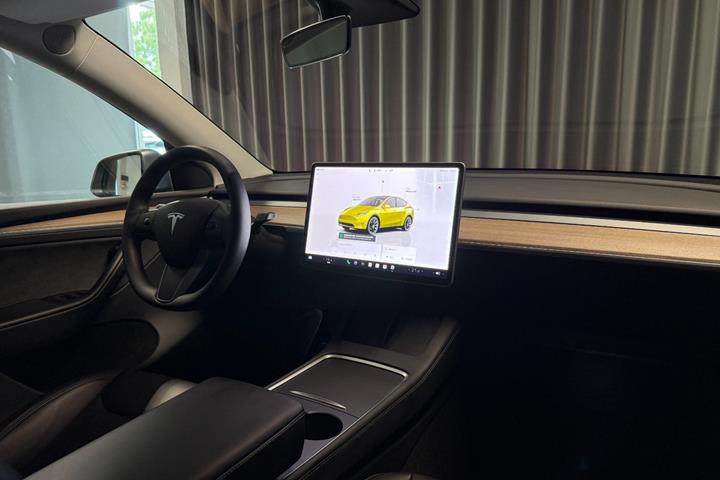 Grå Tesla Model Y fra 2023