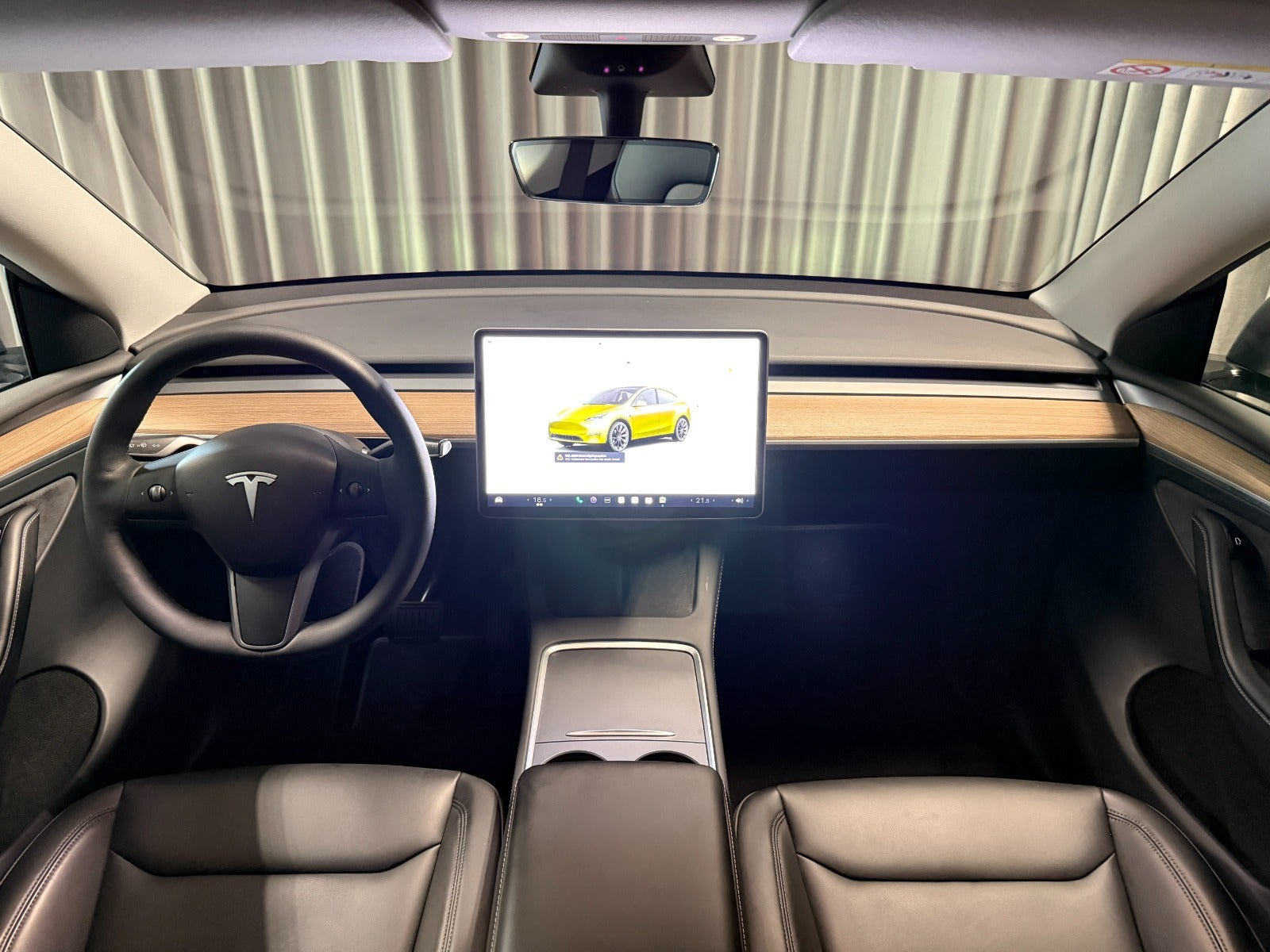 Grå Tesla Model Y fra 2023