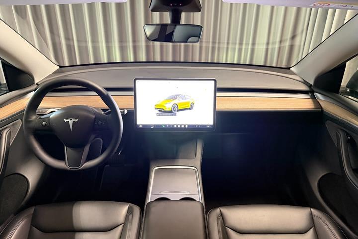 Grå Tesla Model Y fra 2023