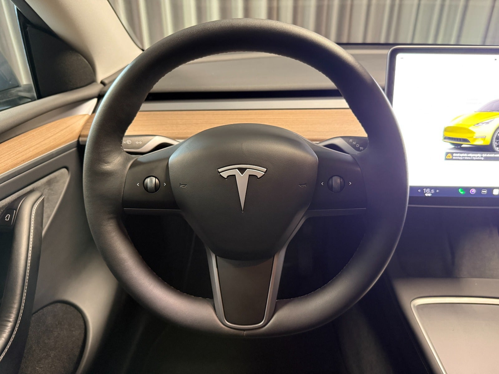 Grå Tesla Model Y fra 2023