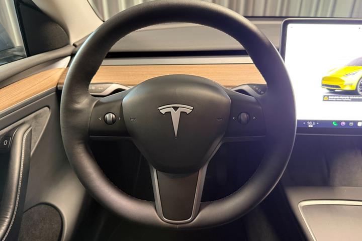 Grå Tesla Model Y fra 2023
