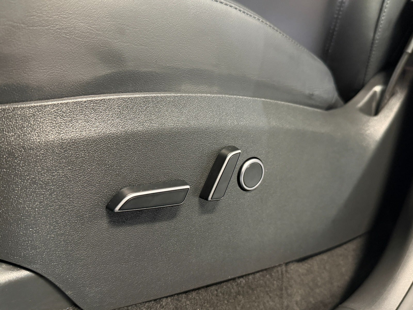Grå Tesla Model Y fra 2023