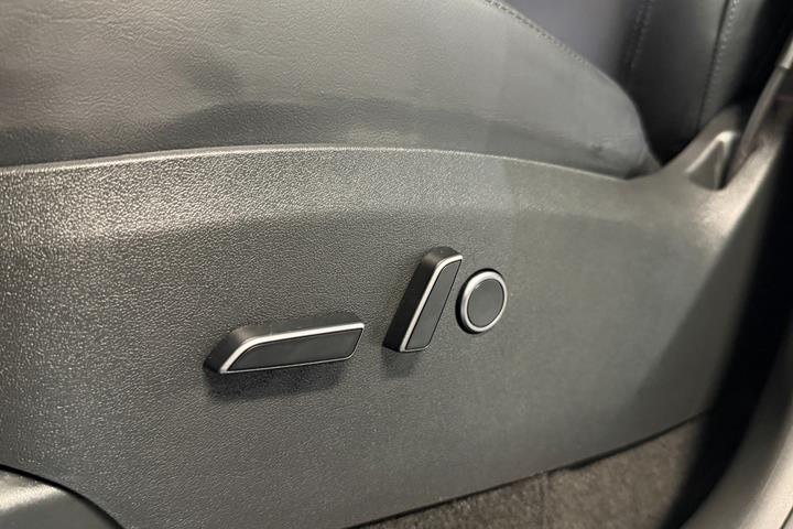 Grå Tesla Model Y fra 2023