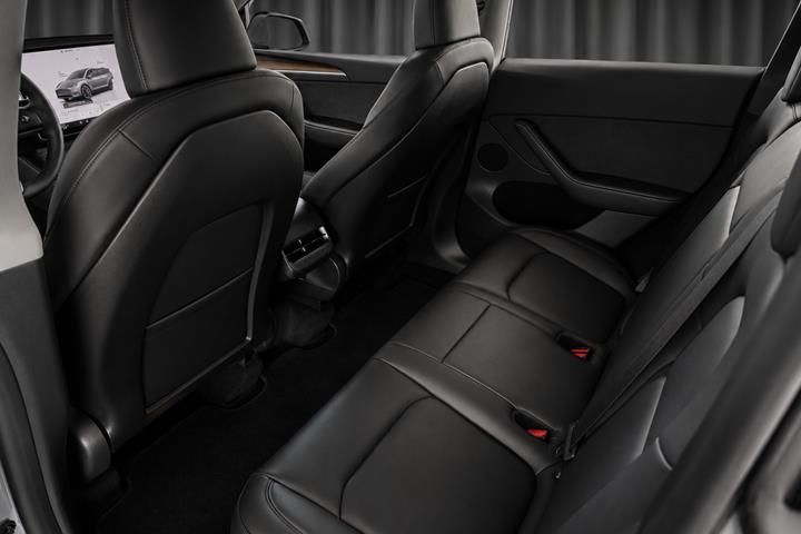 Grå Tesla Model Y fra 2023
