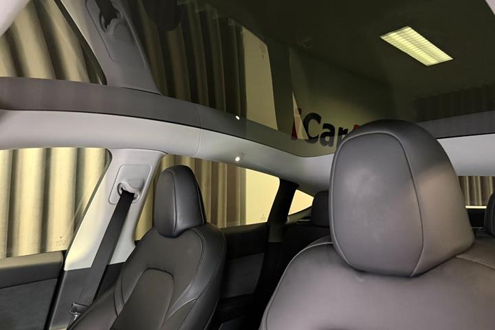 Grå Tesla Model Y fra 2023