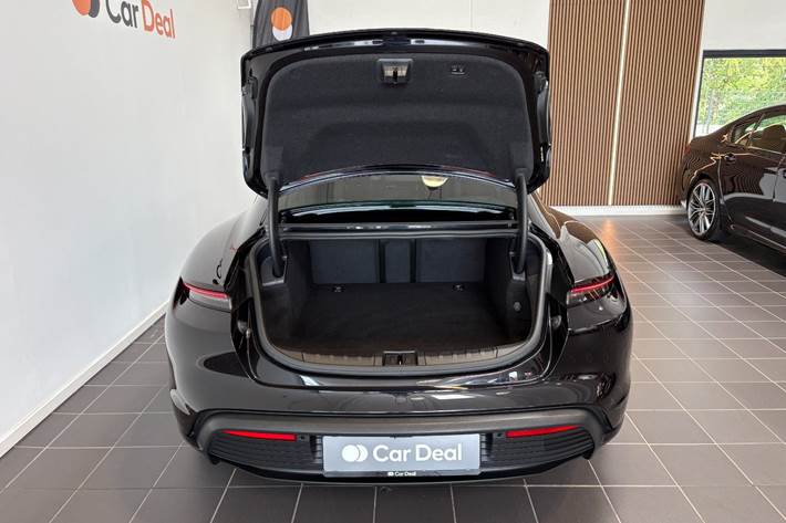 Sort Porsche Taycan fra 2023