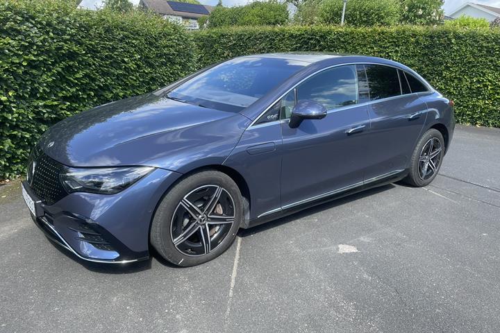 Blå Mercedes EQE 350 fra 2024