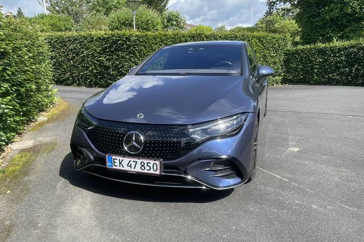 Blå Mercedes EQE 350 fra 2024