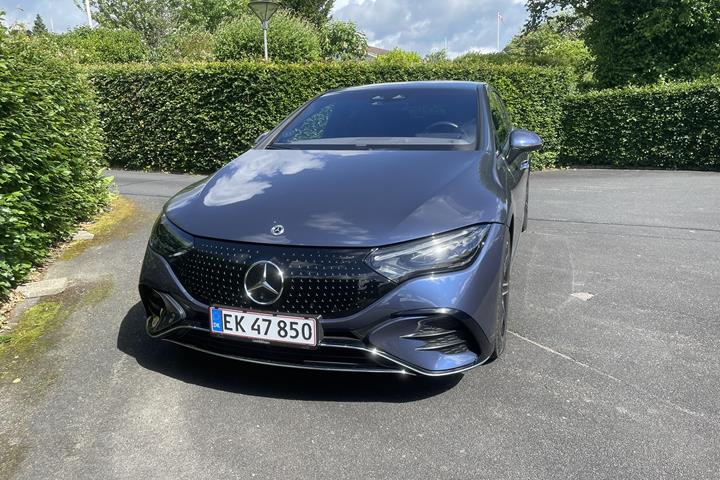 Blå Mercedes EQE 350 fra 2024