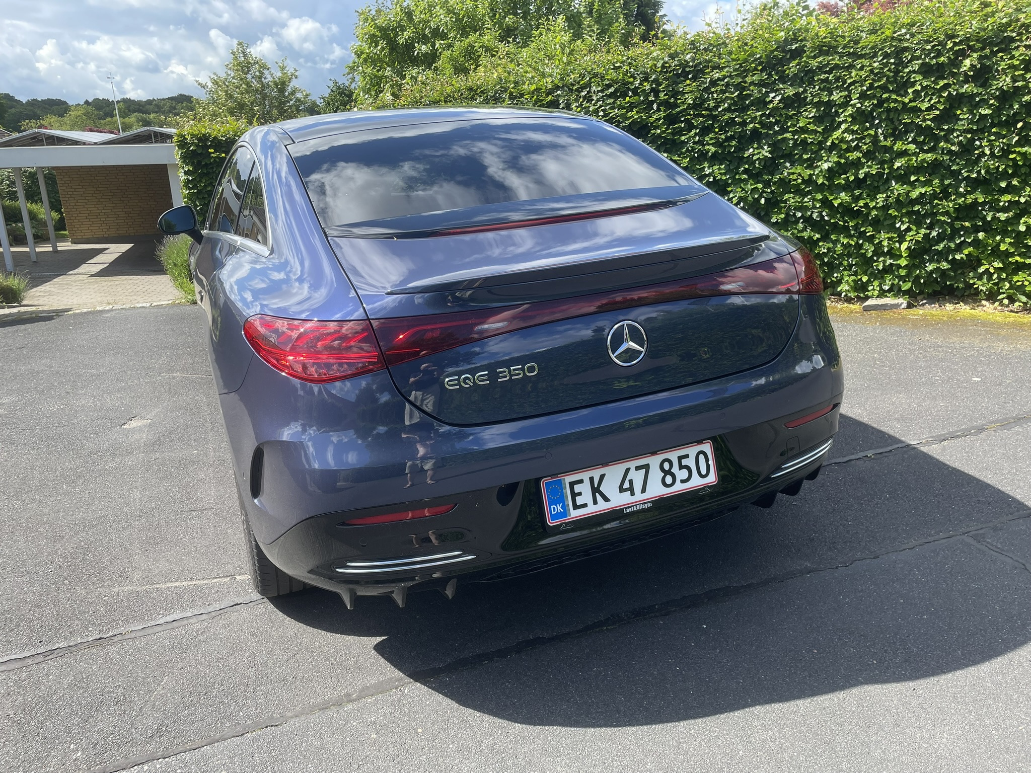 Blå Mercedes EQE 350 fra 2024
