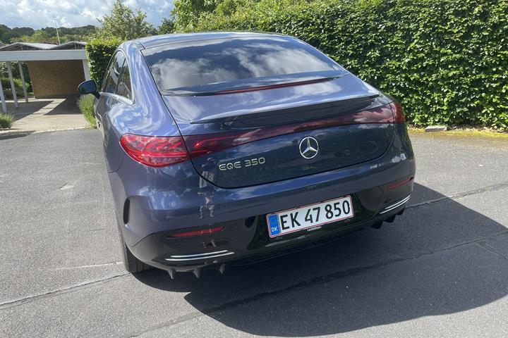 Blå Mercedes EQE 350 fra 2024