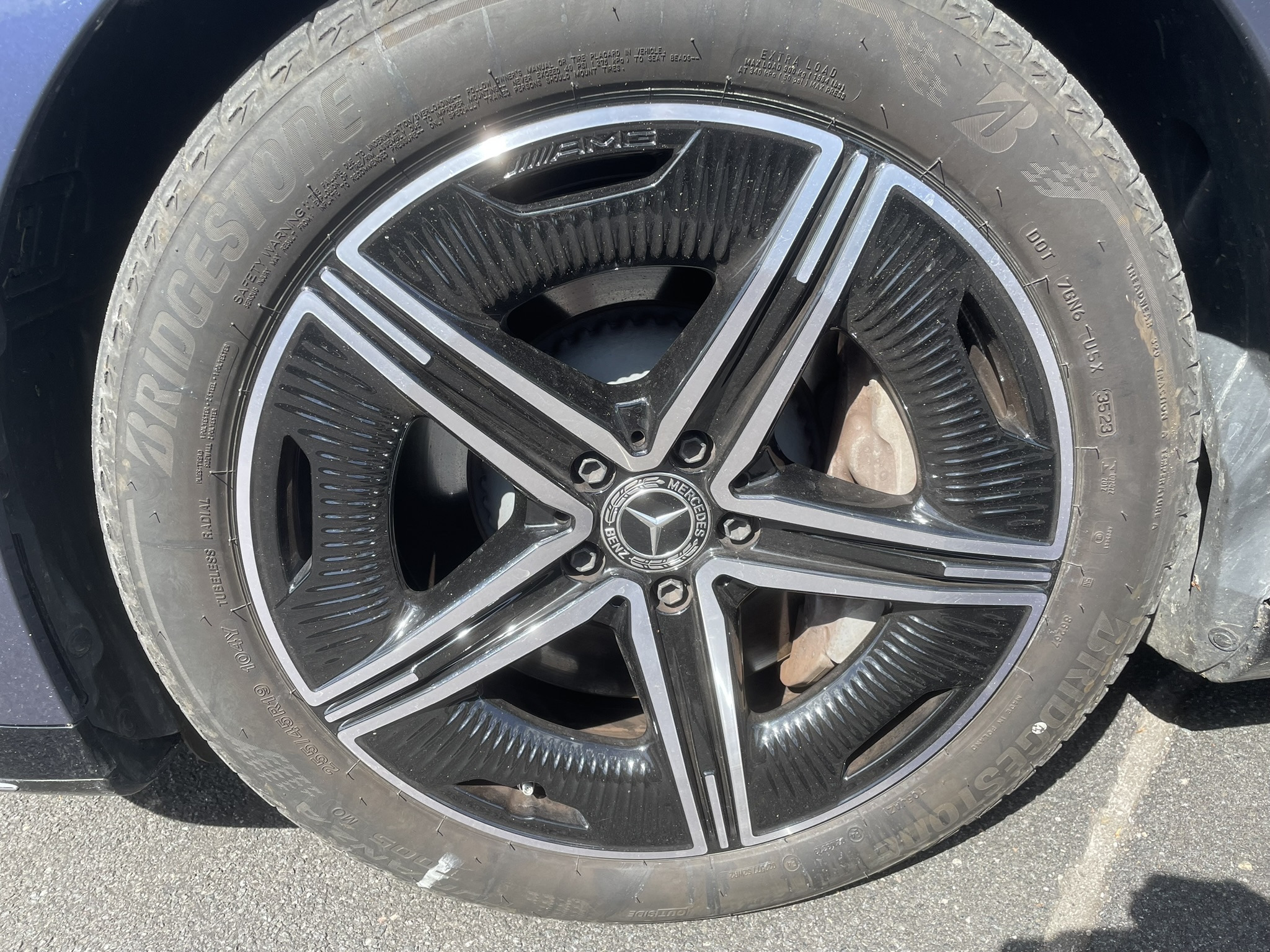 Blå Mercedes EQE 350 fra 2024