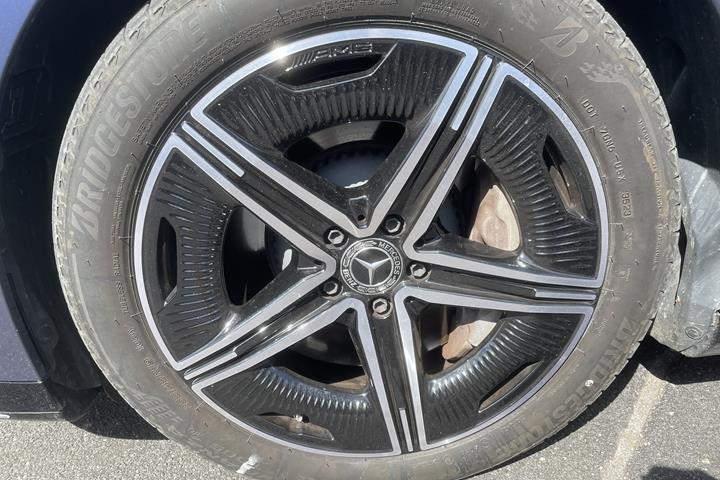 Blå Mercedes EQE 350 fra 2024