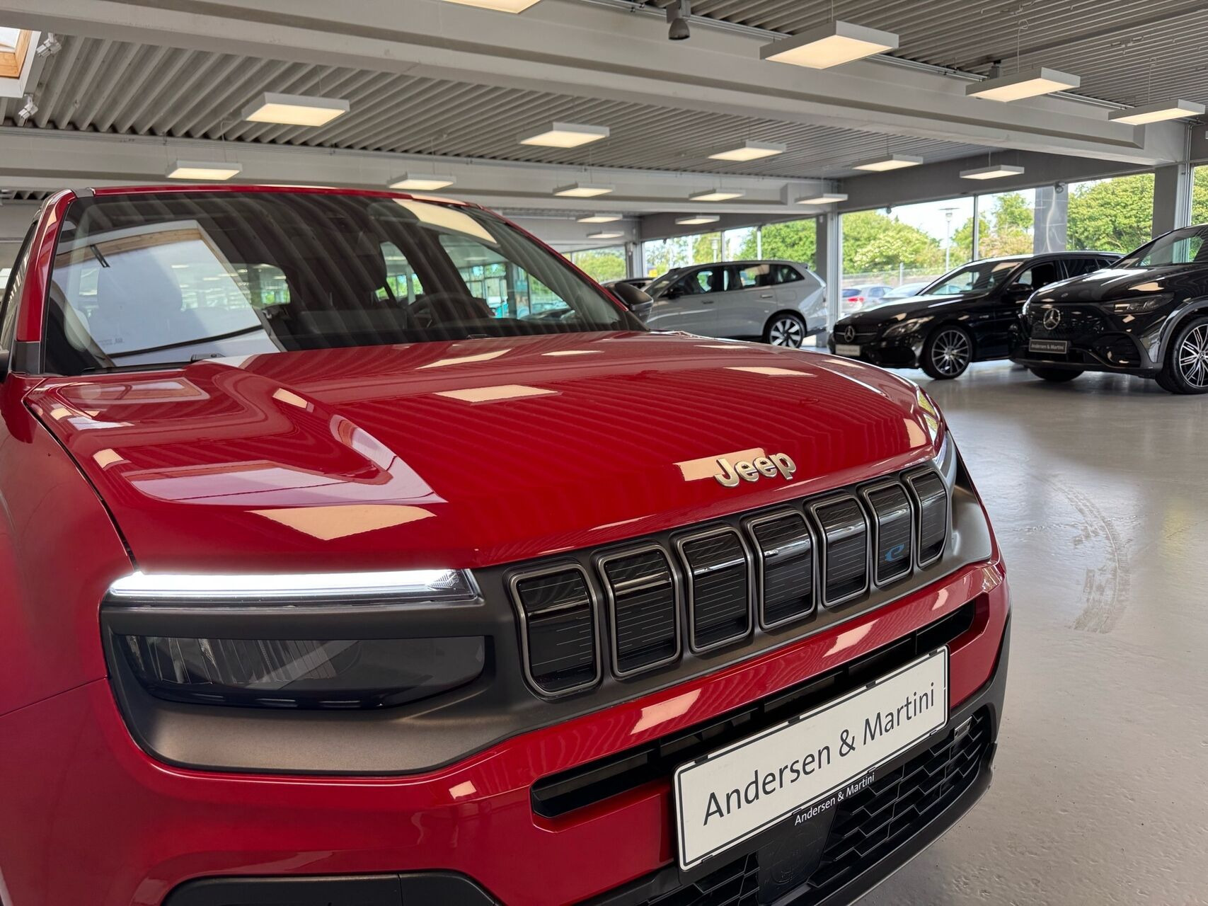 Rød Jeep Avenger fra 2023