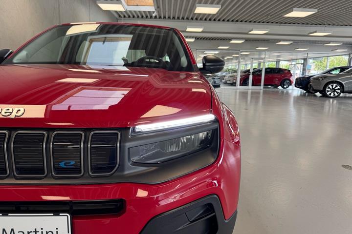 Rød Jeep Avenger fra 2023