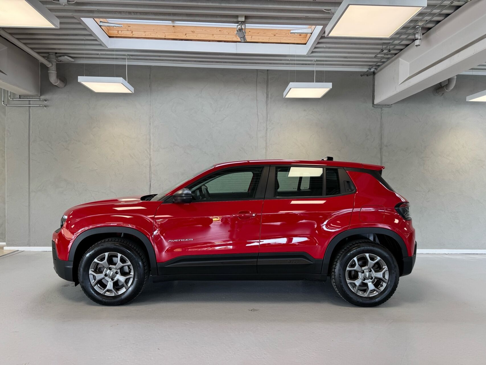 Rød Jeep Avenger fra 2023