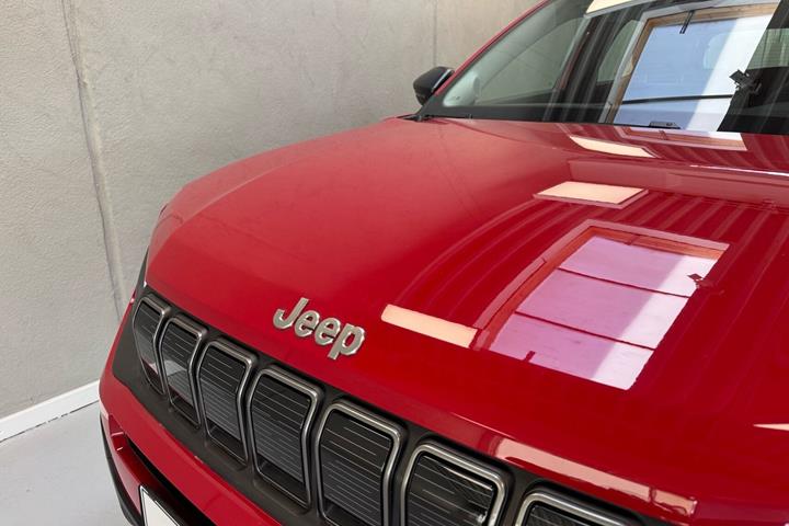 Rød Jeep Avenger fra 2023