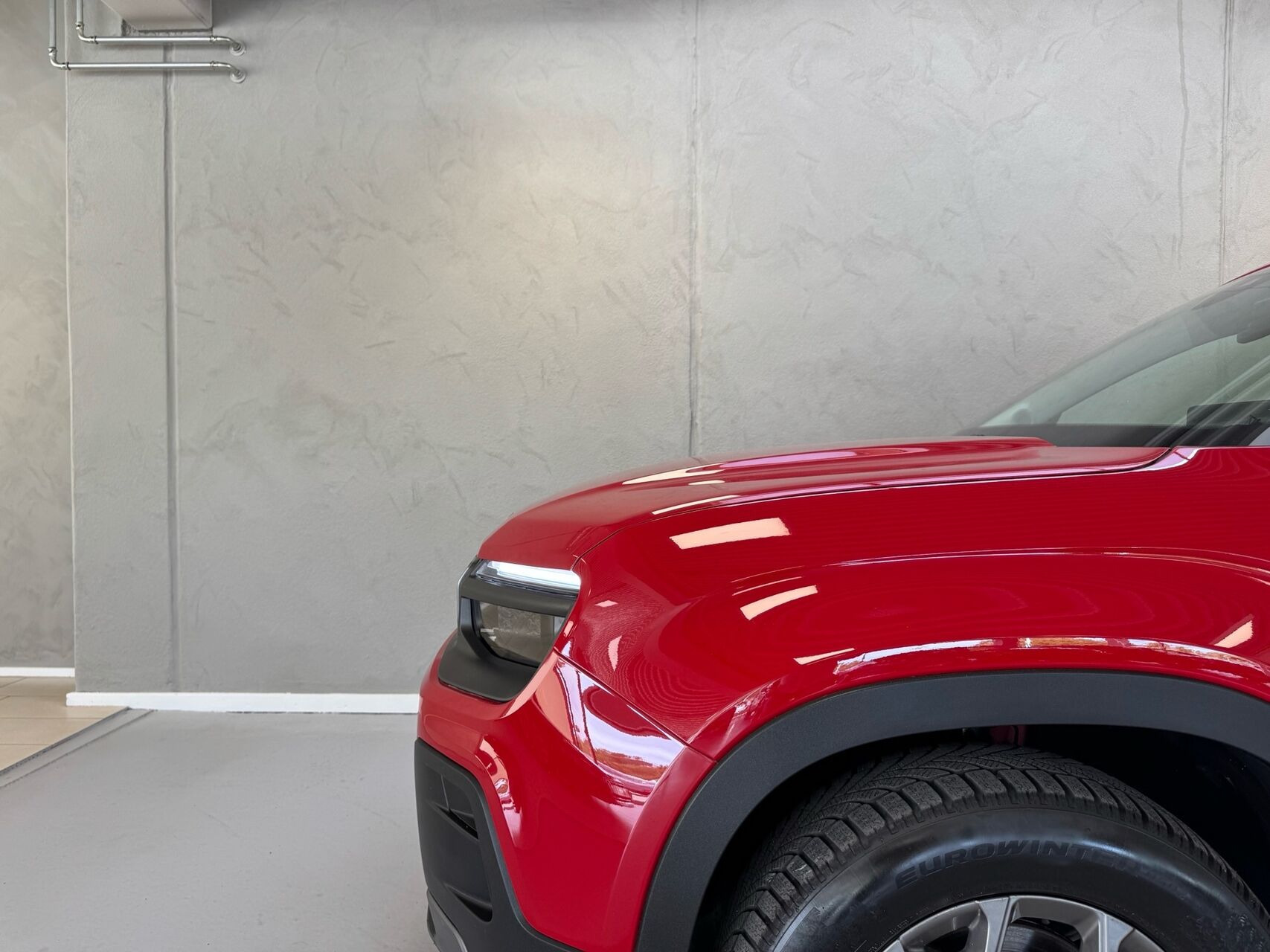 Rød Jeep Avenger fra 2023