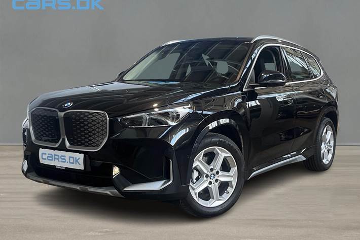 Sort BMW iX1 fra 2025 set udefra