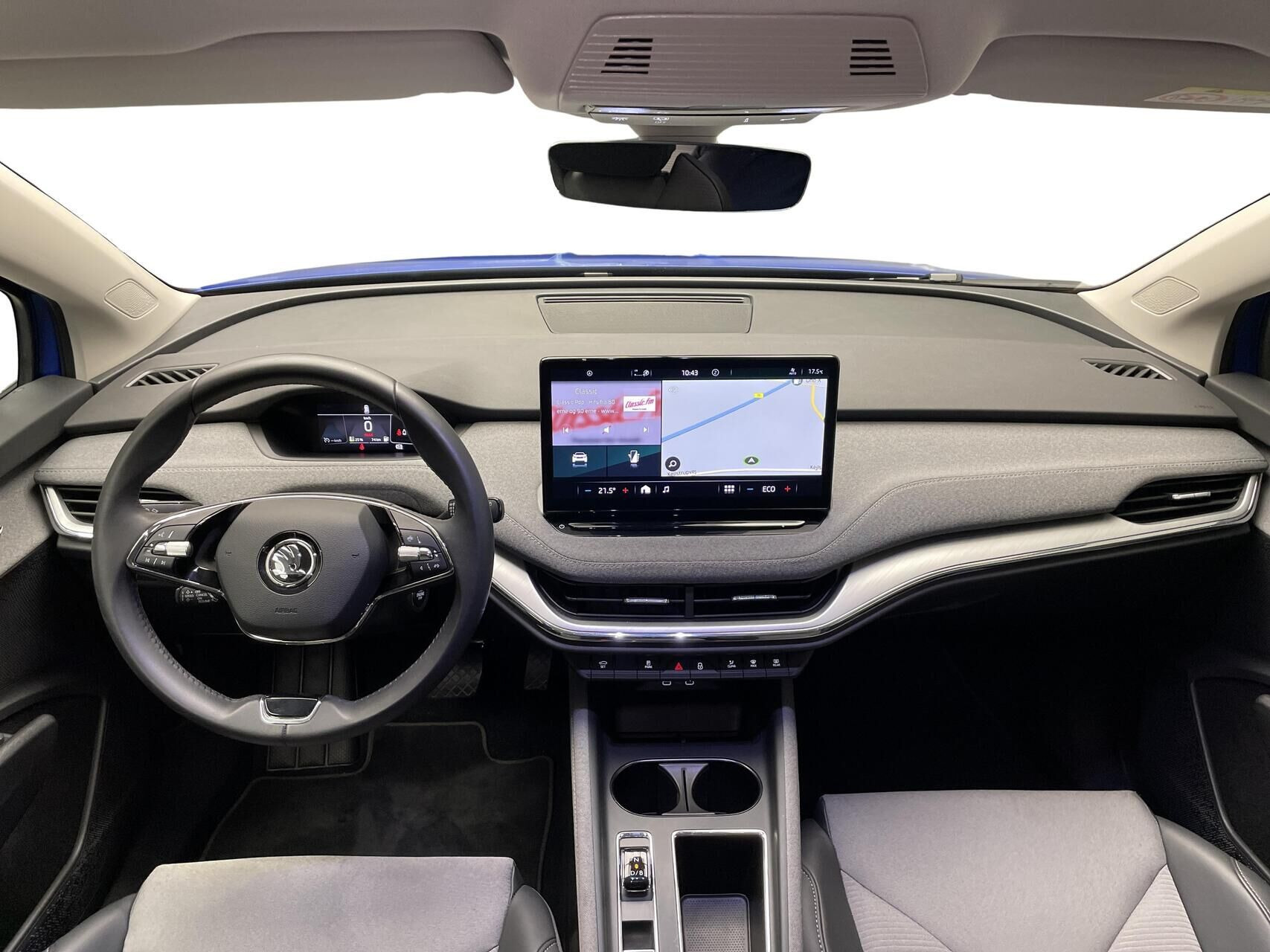 Blå Skoda Enyaq fra 2024 set indefra