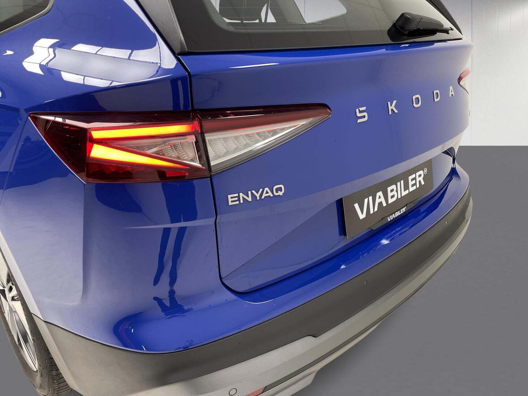 Blå Skoda Enyaq fra 2024