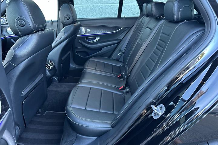 Sort Mercedes E300 de fra 2019