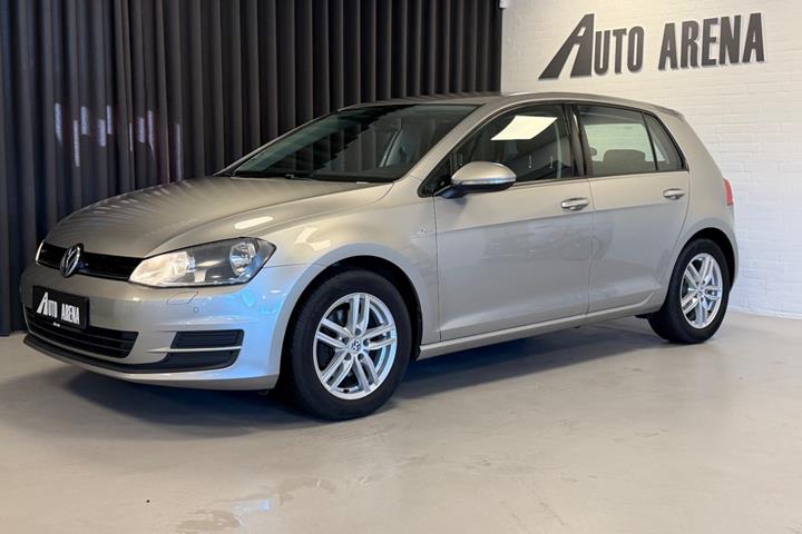 Sølv VW Golf VII fra 2015 set udefra