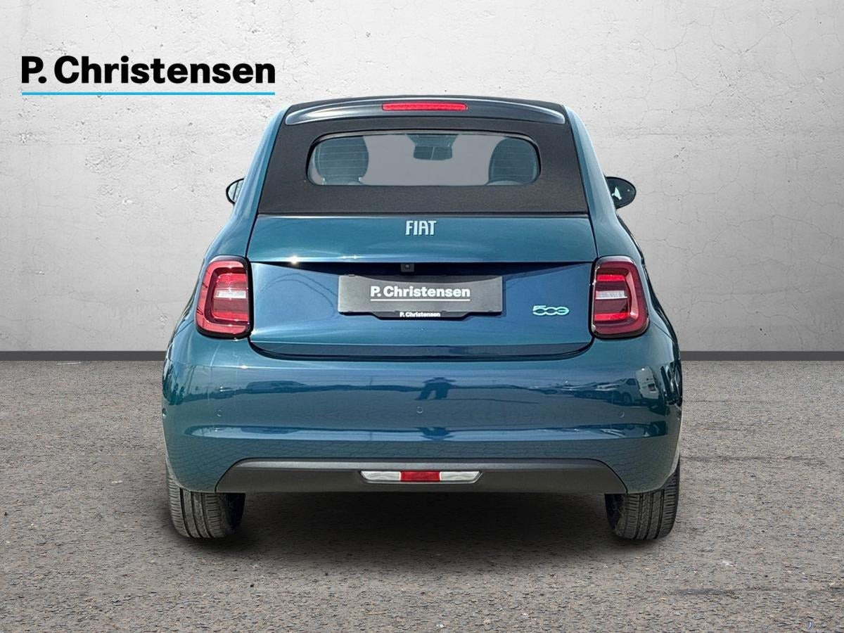 Blå Fiat 500e fra 2023