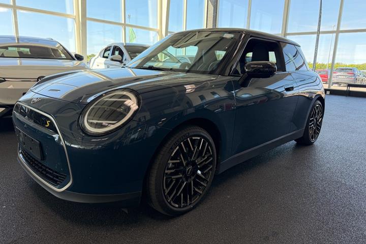 Blå Mini Cooper SE fra 2025 set udefra