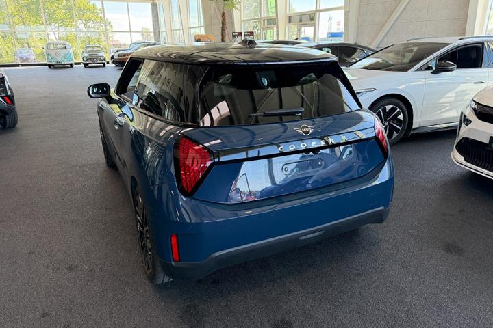 Blå Mini Cooper SE fra 2025