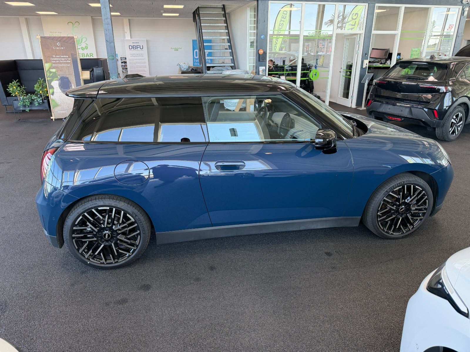 Blå Mini Cooper SE fra 2025