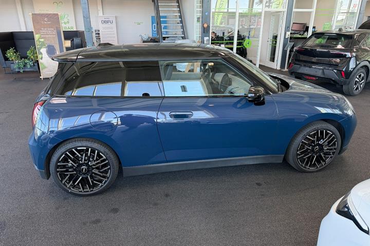 Blå Mini Cooper SE fra 2025
