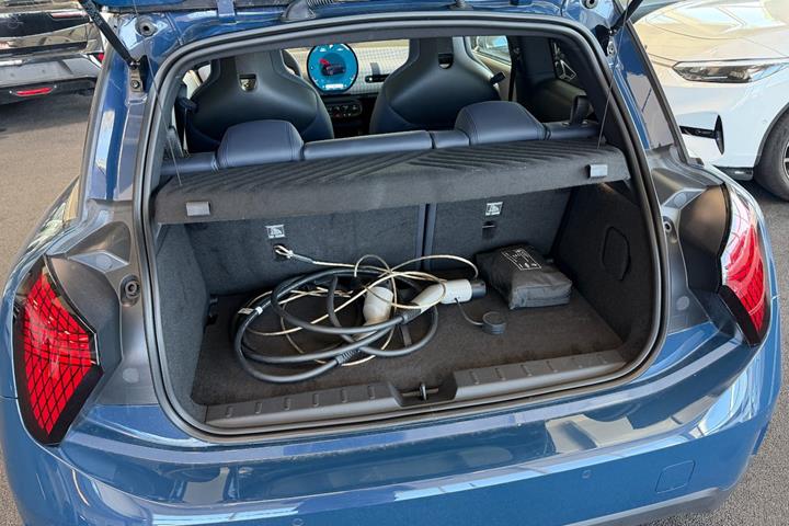 Blå Mini Cooper SE fra 2025