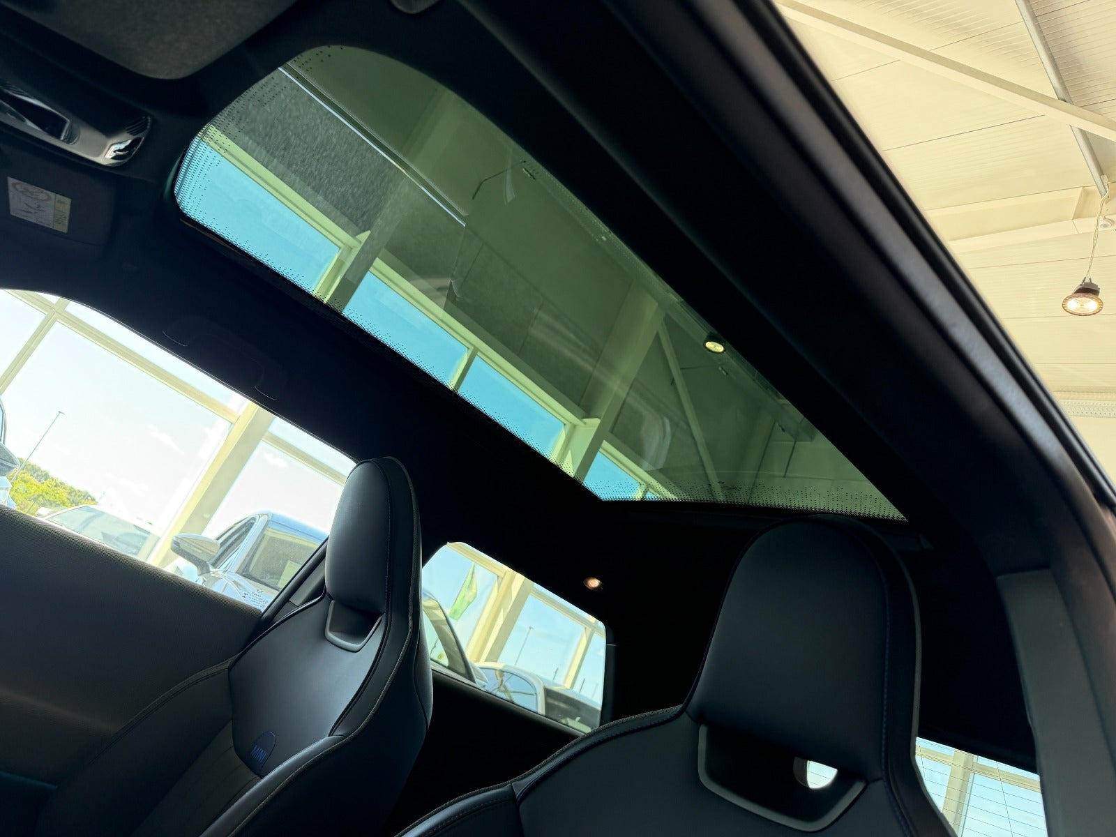Blå Mini Cooper SE fra 2025