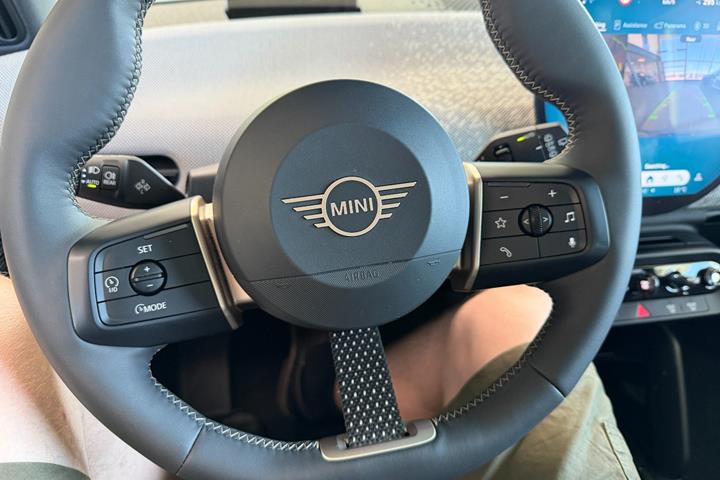 Blå Mini Cooper SE fra 2025
