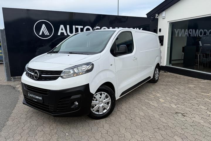 Hvid Opel Vivaro fra 2021 set udefra