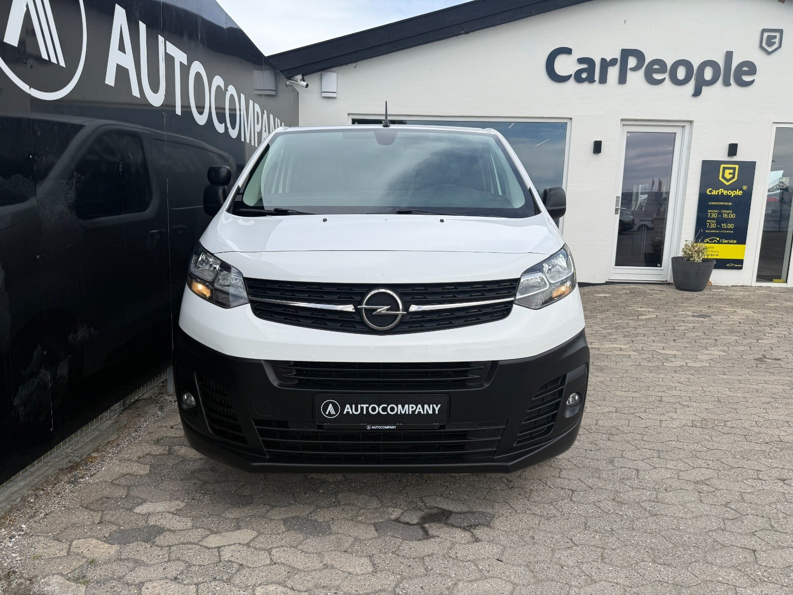 Hvid Opel Vivaro fra 2021