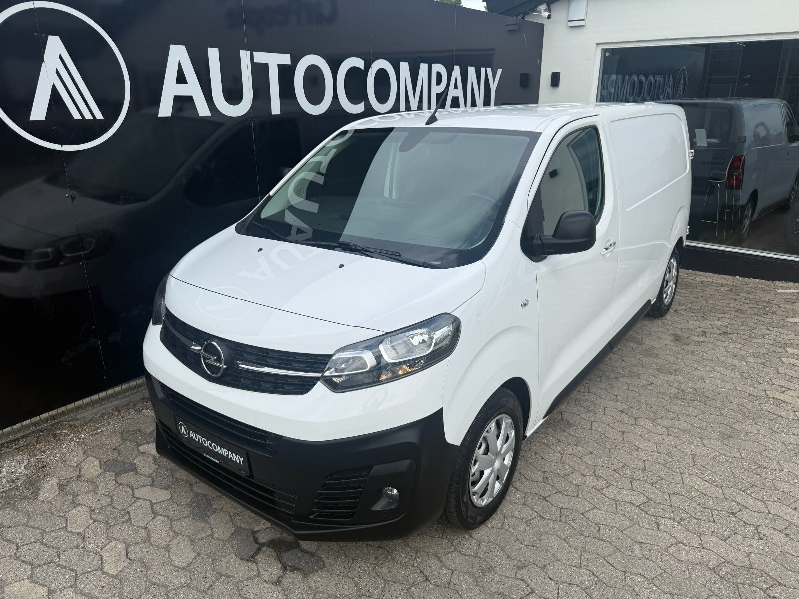 Hvid Opel Vivaro fra 2021