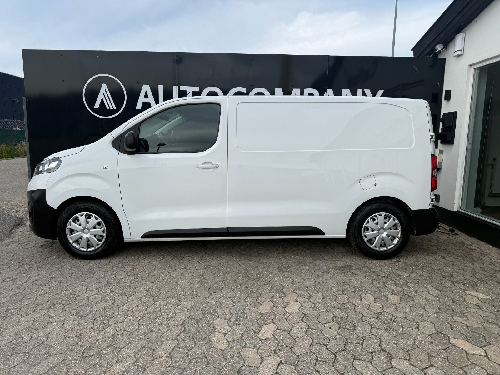 Hvid Opel Vivaro fra 2021
