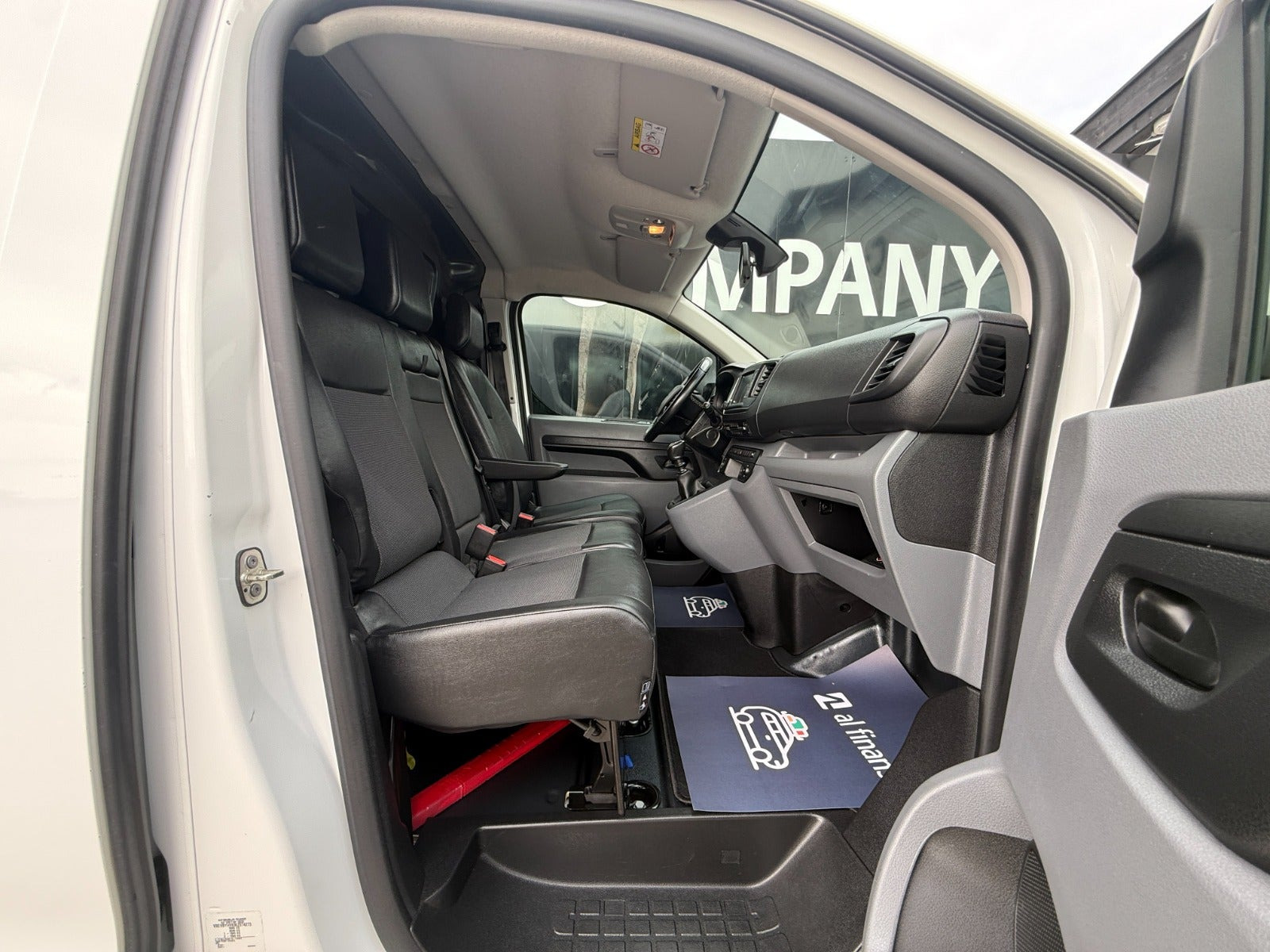 Hvid Opel Vivaro fra 2021