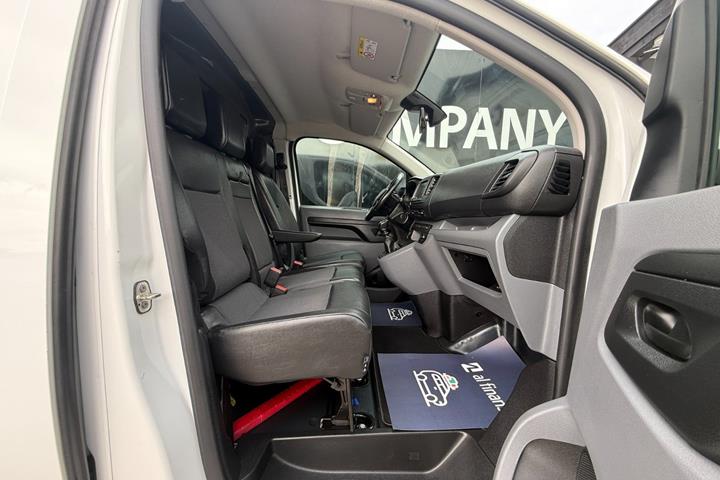 Hvid Opel Vivaro fra 2021