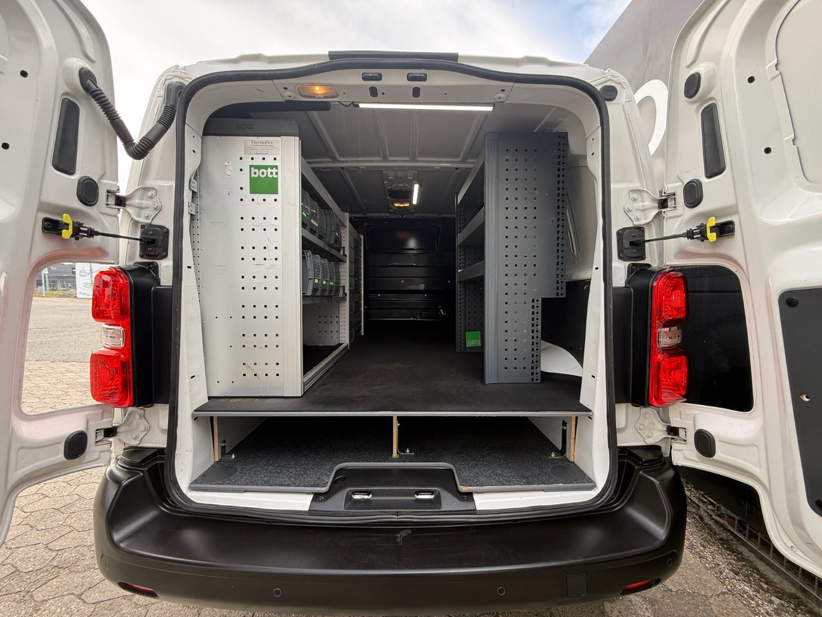 Hvid Opel Vivaro fra 2021