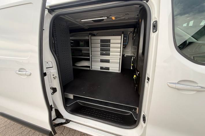 Hvid Opel Vivaro fra 2021