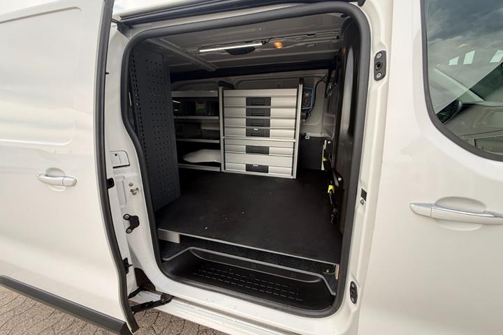 Hvid Opel Vivaro fra 2021