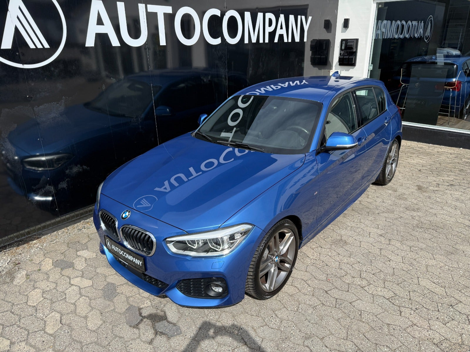 Blå BMW 118i fra 2019
