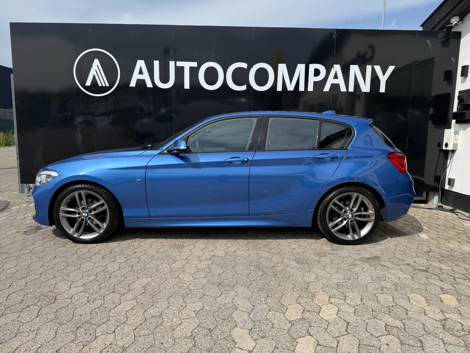 Blå BMW 118i fra 2019
