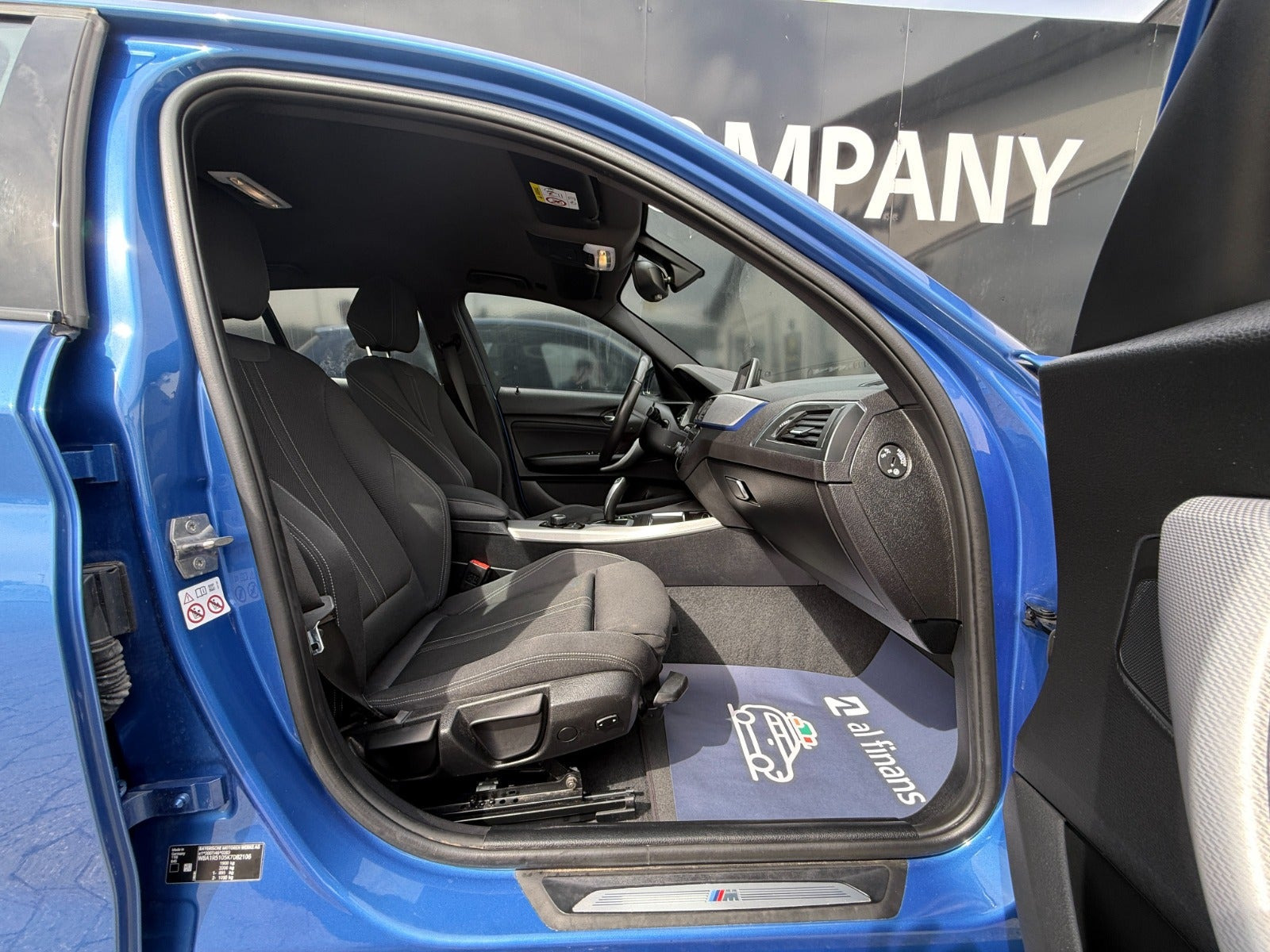Blå BMW 118i fra 2019